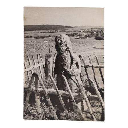 Pocztówka z Gór Świętokrzyskich przedstawiającą Pielgrzyma Kamiennego zdjęcie 1