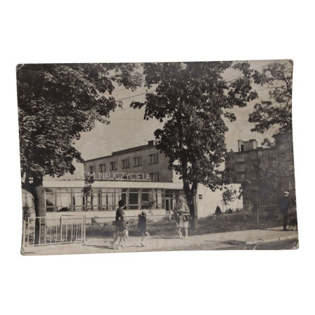 Pocztówka z Augustowa przedstawiająca Dom Nauczyciela zdjęcie 1