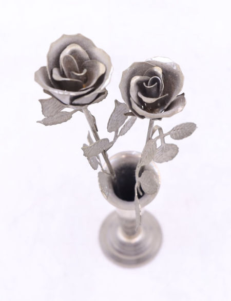 Dwie róże w wazonie Metaloplastyka zdjęcie 4