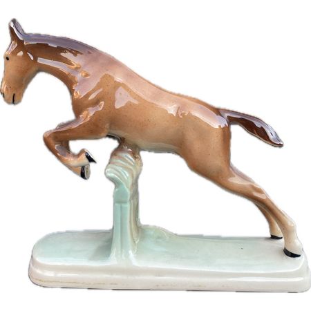 Koń skaczący przez przeszkodę porcelit Chodzież