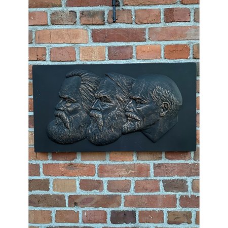 Płaskorzeźba Karol Marks Fryderyka Engels Włodzimierz Lenin postacie PRL